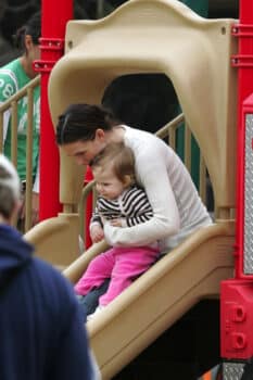 Jennifer Garner Takes Violet To The Park 2007