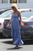 A pregnant Tori Spelling