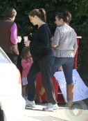 A pregnant Jennifer Garner buys lemonade from her girls!