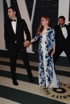 A very pregnant Isla Fisher & husband Sacha Baron Cohen at the 2015 Vanity Fair Oscar Party