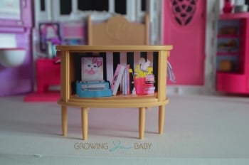 Barbie's GLAM Getaway House - dresser