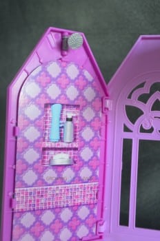 Barbie's GLAM Getaway House - shower