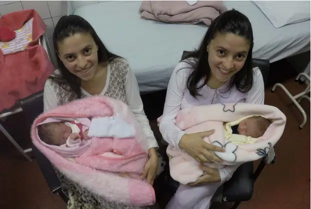 Twin Sisters Give Birth A Hour Apart