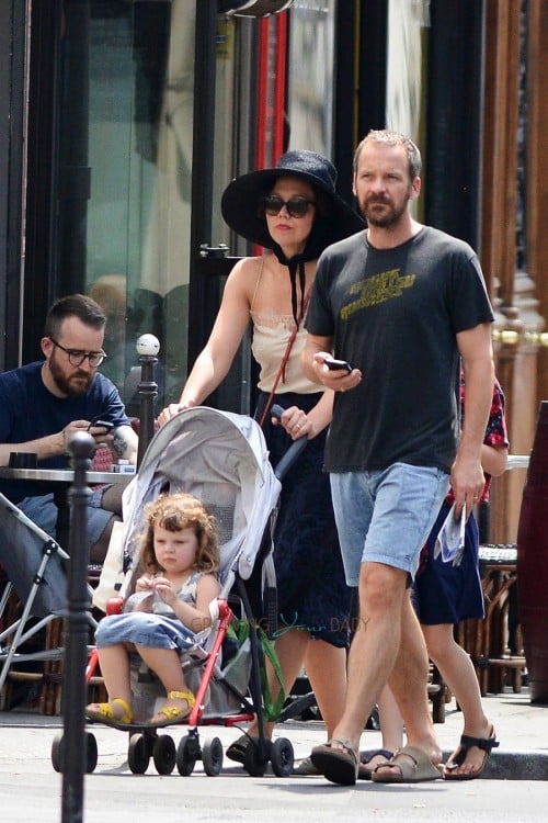 Maggie Gyllenhaal and Peter Sarsgaard in paris with their daughters ...