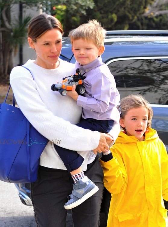 Jennifer Garner Attends Church With Her Kids | Growing Your Baby