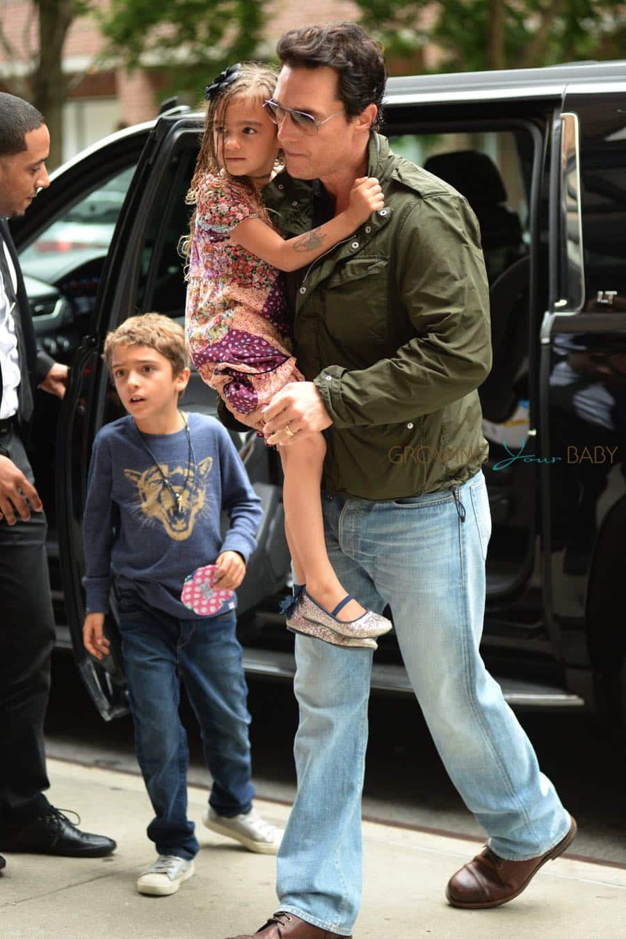 Matthew Mcconaughey steps out in NYC with kids Levi and Vida | Growing ...
