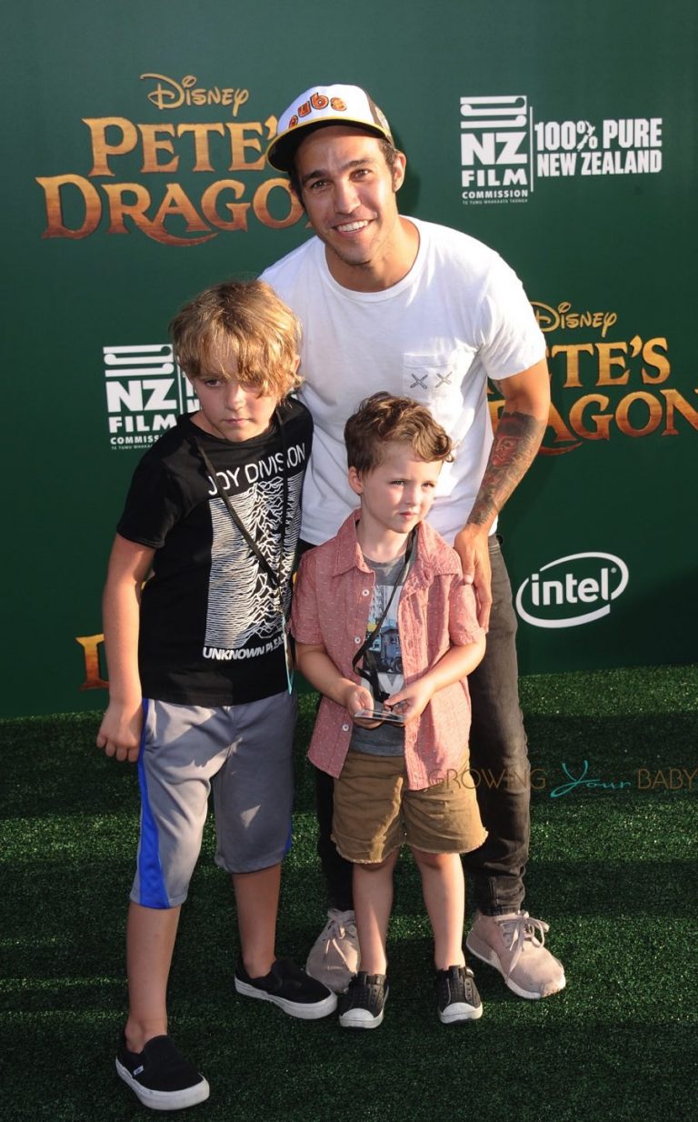 Pete Wentz With Son Bronx At Pete S Dragon Premiere In Hollywood   Pete Wentz With Son Bronx At Petes Dragon Premiere In Hollywood 768x1234 