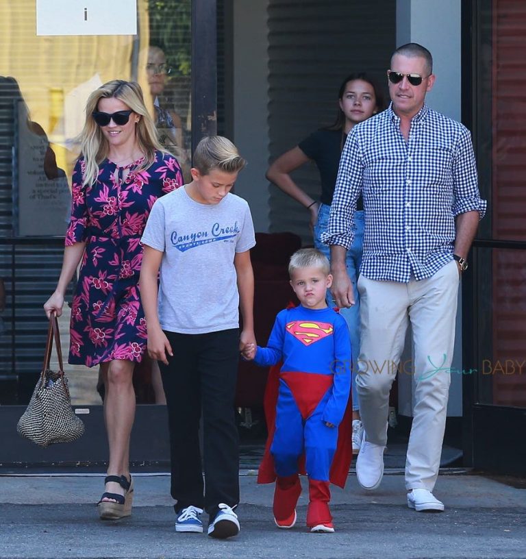 Reese WItherspoon and Jim Toth with sons Deacon and Tennessee at church ...