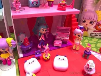 Shopkins Happy Places School - performance room