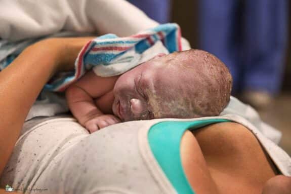 Mom gives birth in hospital hallway