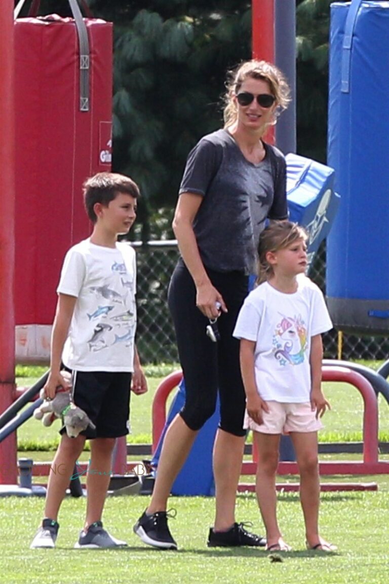 Gisele Bundchen, daughter Vivian and son Ben at Patriots practice ...