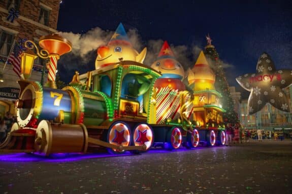 Universals Holiday Parade featuring Macys