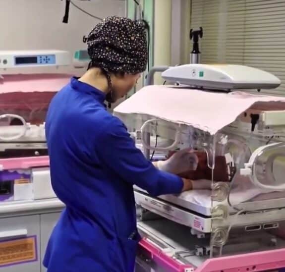 Mother in Turkiye Gives Birth to Quintuplets at 27 Weeks care