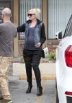 Pregnant Gwen Stefani at the doctors