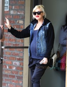 Pregnant Gwen Stefani leaves the doctors