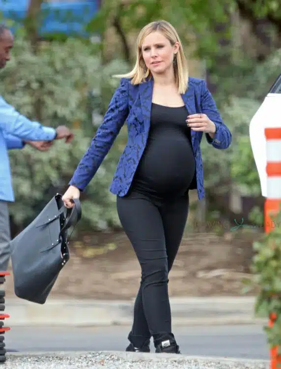 Spotted: A Very Pregnant Kristen Bell On The Set Of 'House Of Lies'